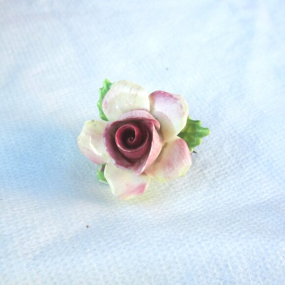 VTG 60'S 3D PORCELAIN ENAMEL PAINTED ROSE PIN, VERY CUTE - Picture 1 of 4